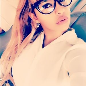 Meet your Posher, Josefa